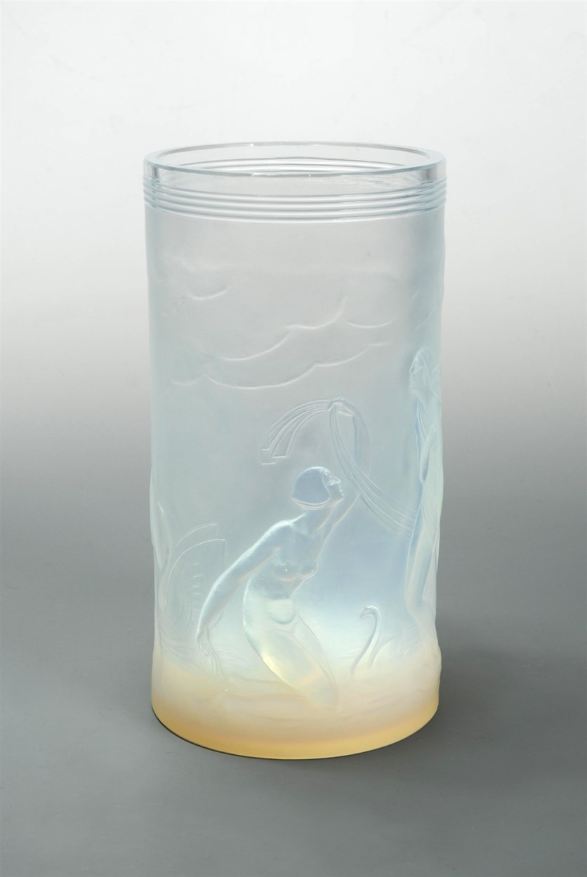 Lot 5 - A Sabino opalescent glass vase