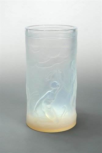 Lot 5 - A Sabino opalescent glass vase