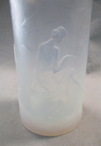 Lot 5 - A Sabino opalescent glass vase