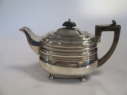 Lot 365 - A Regency silver teapot
