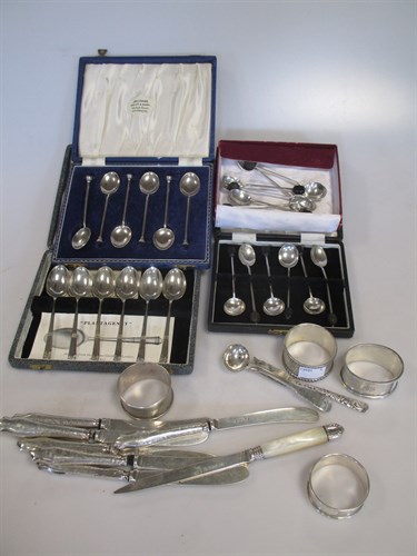 Lot 352 - A small quantity of silver