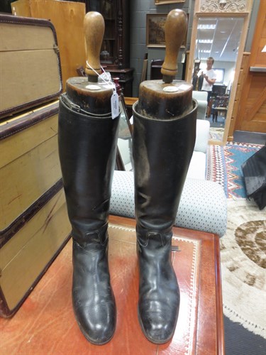 Lot 109 - A pair of leather riding boots