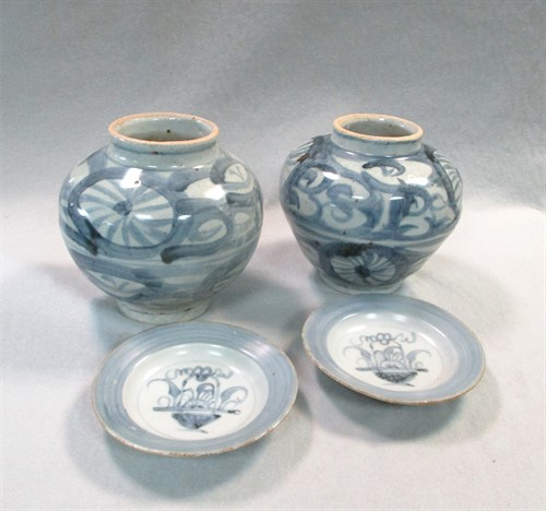 Lot 75 - Two 19th century Chinese blue and white porcelain Tek Sing Wreck vases, circa 1822