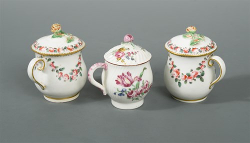 Lot 53 - A Mennecy custard cup and cover, circa 1760