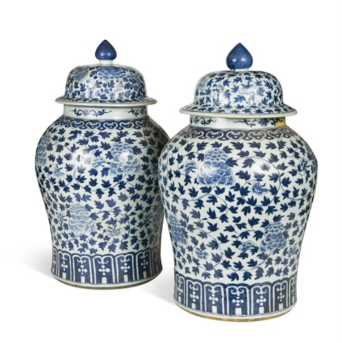 Lot 76 - A pair of Chinese blue and white porcelain large vases and covers, Qing, 19th century