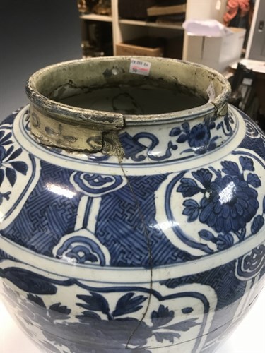 Lot 77 - A Chinese blue and white large ovoid vase, Wanli (1572-1620)