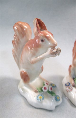 Lot 25 - A rare pair of Derby Patch Mark models of red squirrels, circa 1765-70