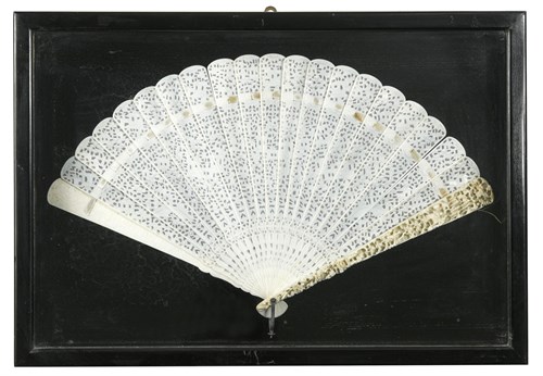 Lot 108 - A Chinese export carved and pierced ivory brisee fan, Canton, Qing Dynasty, circa 1850-60