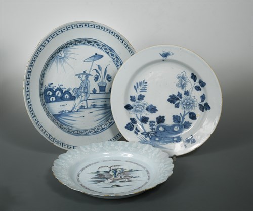 Lot 5 - A Bristol Delft bianco-sopra-bianco plate