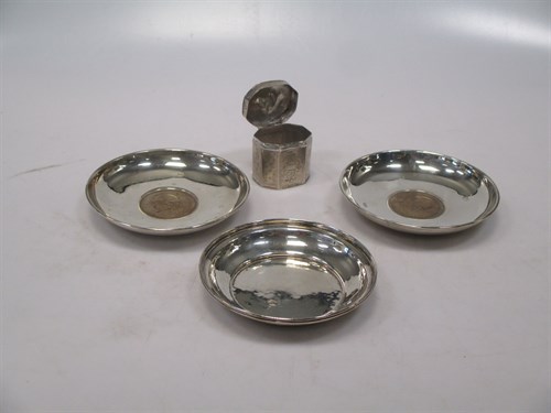 Lot 185 - A Dutch metalwares snuff box together with an...