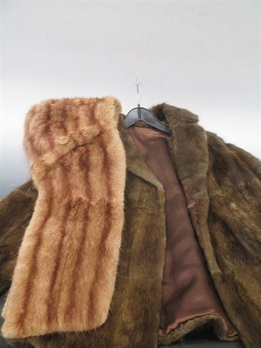Lot 432 - A Ladies fur coat and stole (2)