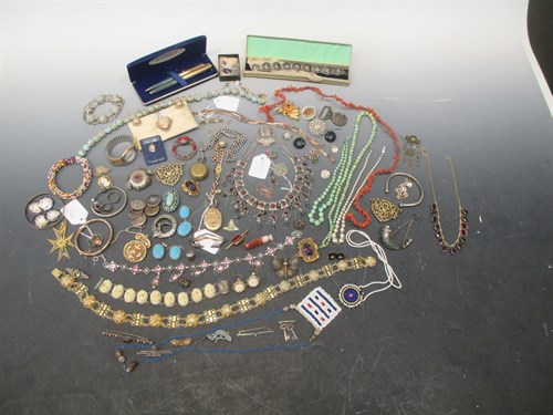 Lot 164 - A large collection of gold, silver, gemstone...