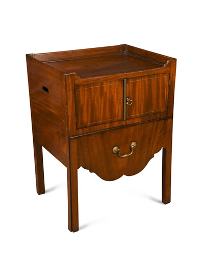 Lot 476 - A George III mahogany tray top night table
