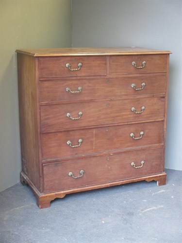 Lot 623 - A George III mahogany chest of drawers 119 x...