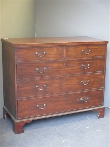 Lot 664 - A George III mahogany chest of drawers, 106 x...