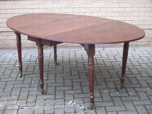 Lot 670 - A Regency dining table