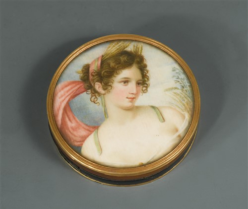 Lot 355 - A late 18th century unmarked yellow metal mounted tortoiseshell boite a portrait