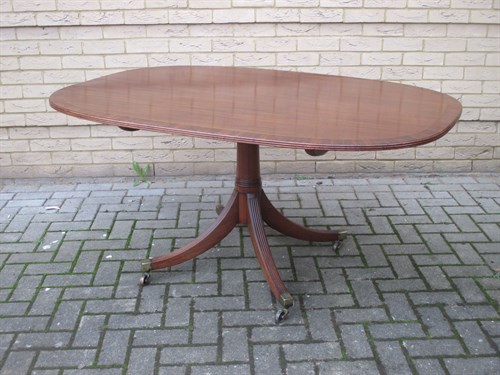 Lot 666 - A 19th century mahogany breakfast table
