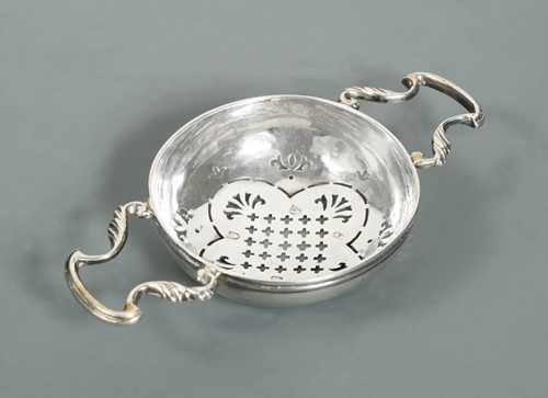 Lot 441 - A George II silver lemon strainer