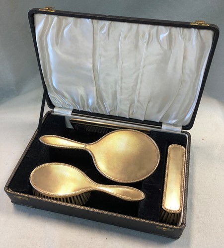 Lot 404 - A George V 9ct gold mounted four piece dressing table set