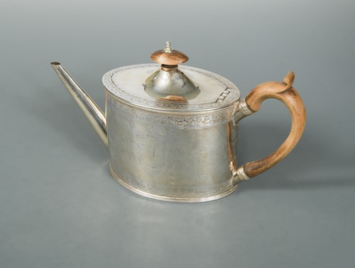 Lot 473 - A George III silver teapot by Henry Chawner