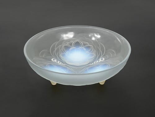 Lot 10 - A Sabino opalescent glass bowl
