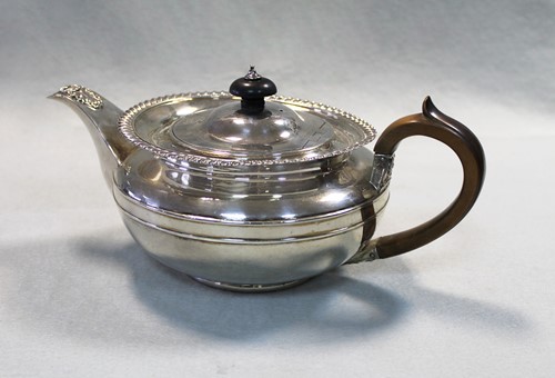 Lot 476 - A George III silver teapot
