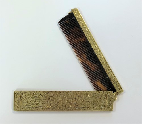 Lot 398 - A travelling comb in a 14ct gold case