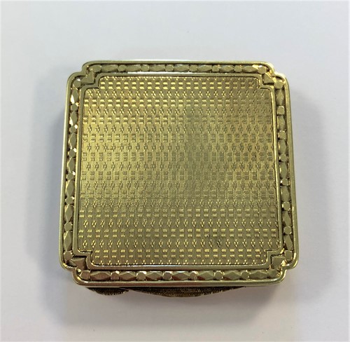Lot 399 - A 14ct gold travelling pillbox