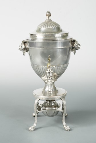 Lot 462 - A George III silver coffee urn