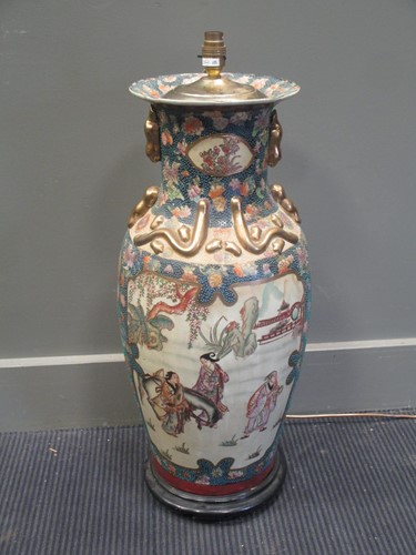 Lot 167 - A large Japanese table lamp