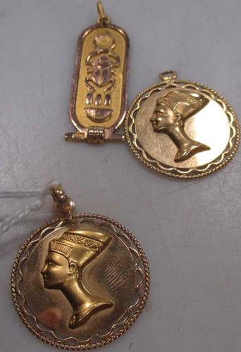 Lot 106 - Two Nefertiti pendants each stamped '750'...