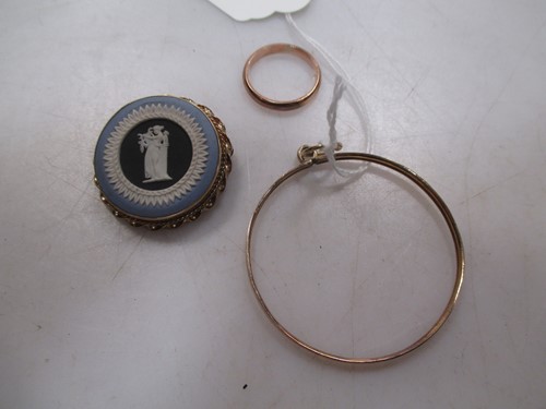 Lot 103 - A 9ct gold and wedgewood brooch/pendant,...