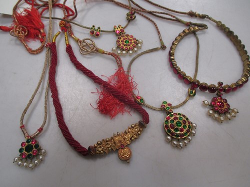 Lot 104 - A necklace of probable Indian origin the front...