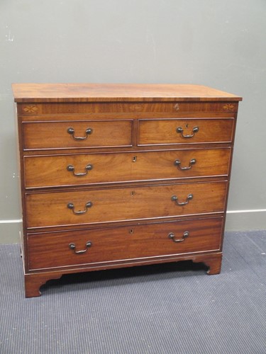 Lot 346 - A George III mahogany chest of drawers 100 x...