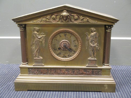 Lot 173 - A gilt mantle clock with key and pendulum