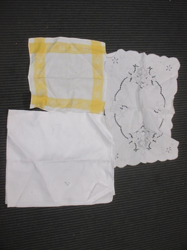 Lot 181 - A box of linen to include, napkins, small...