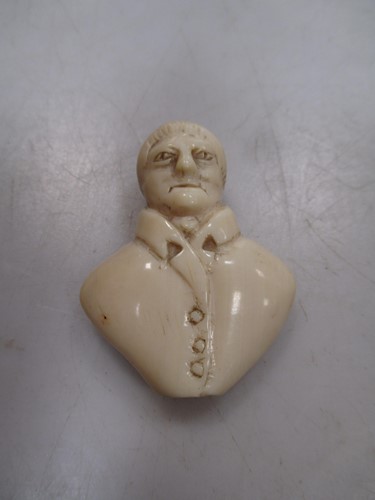 Lot 88 - An ivory portrait seal top