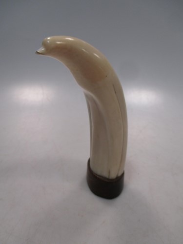 Lot 89 - An inuit marine ivory varved model of a penguin