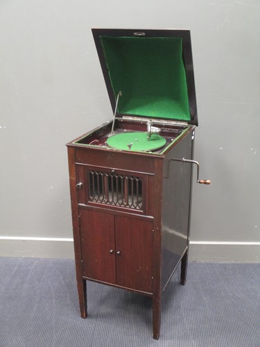 Lot 310 - An Aeolian Vocalion cabinet Gramophone, Reg No:...