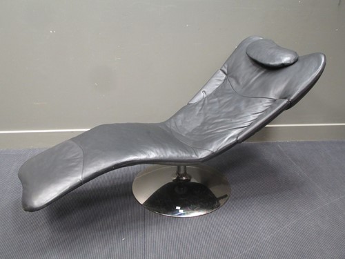 Lot 325 - A Natuzzi model 2370 "Malcom" leather chaise,...