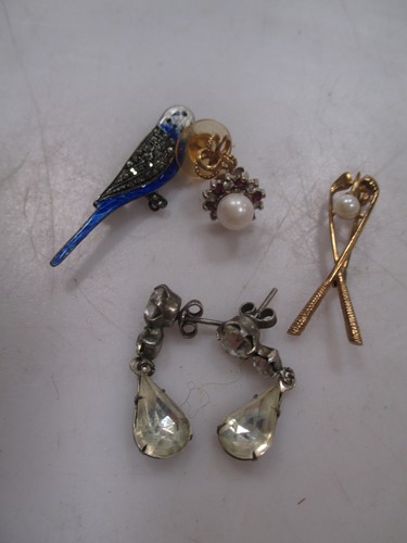Lot 108 - Gold golf clubs brooch, a budgerigar brooch,...