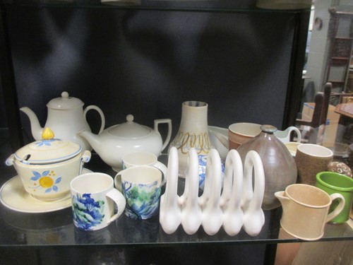 Lot 58 - A collection of pottery and porcelain to...