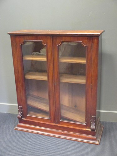 Lot 345 - A glass cabinet 121 x 98 x 31cm