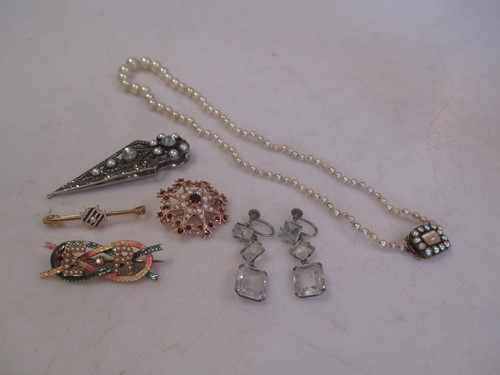 Lot 104A - A graduated row of cultured pearls, a 9ct...