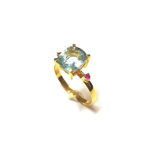 Lot 134 - An aquamarine and ruby ring