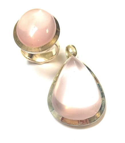 Lot 27 - A rose quartz pendant and ring