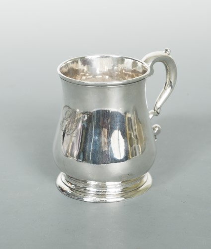 Lot 458 - A George II silver half pint tankard