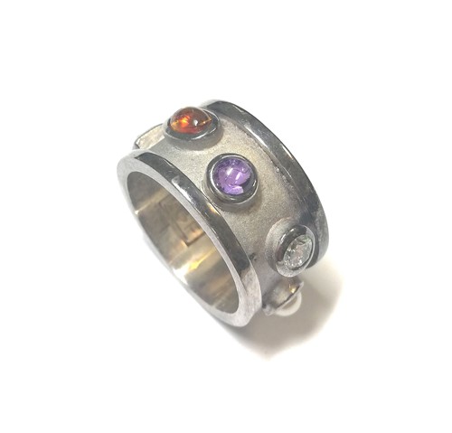 Lot 16 - A modern silver gem set ring