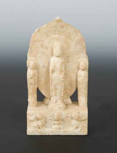 Lot 257 - A Chinese white marble Buddhist triad stele with aureole, in Northern Qi style